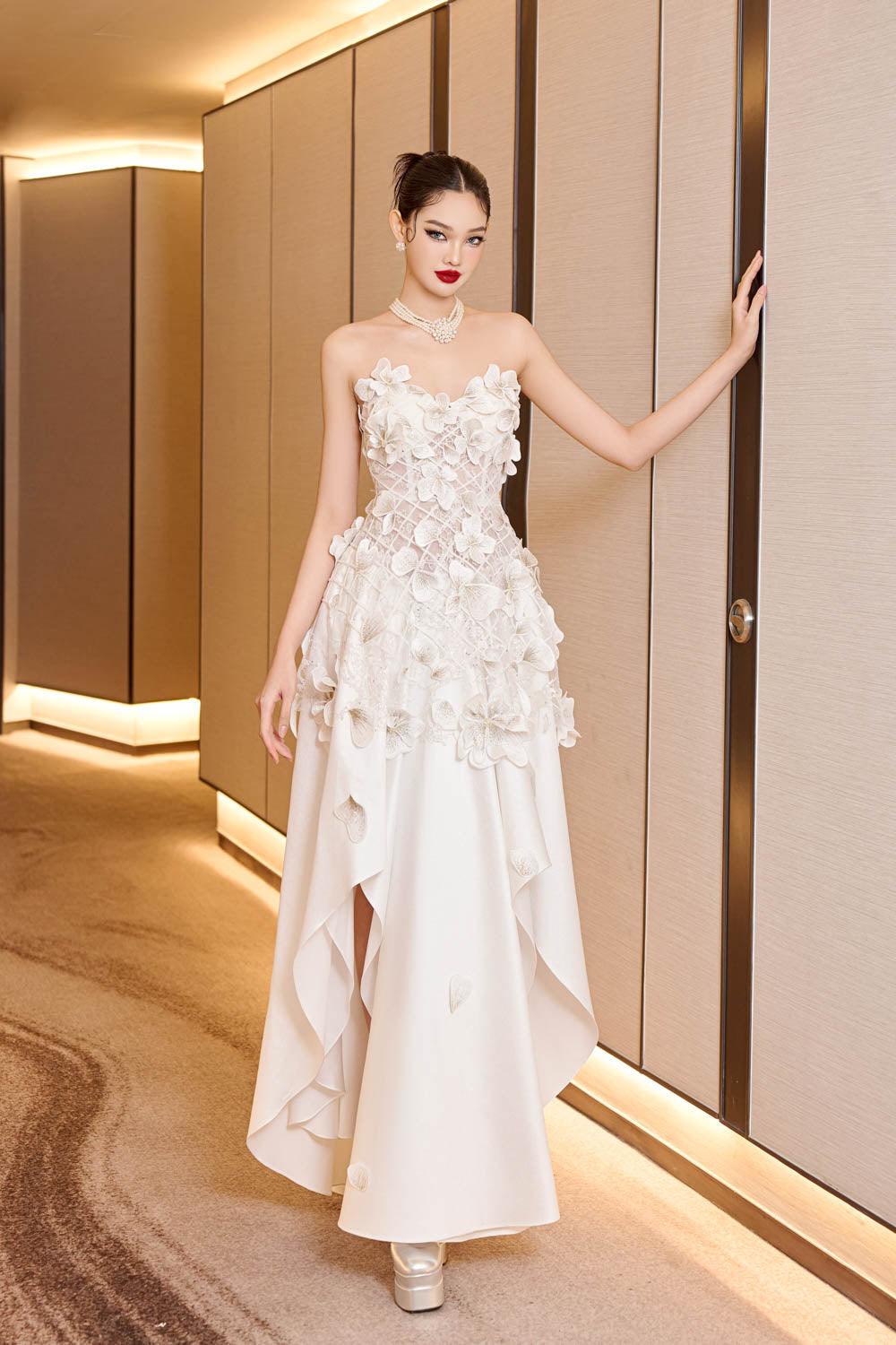 Crystal Couture A-line Sweetheart Neck Mesh Taffeta Floor Length Dress