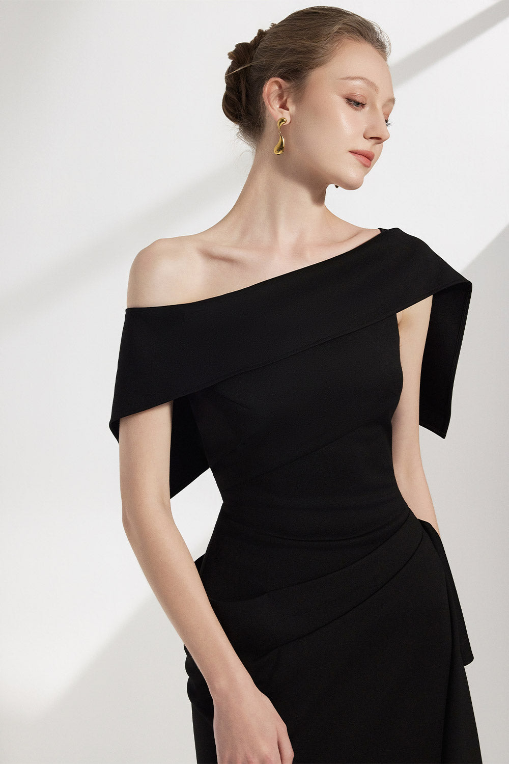 Arene Sheath Diagonal Neck Spandex Midi Dress