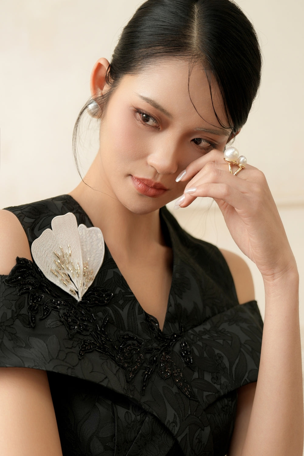 Vera A-line Cold Shoulder Sleeved Jacquard Midi Dress