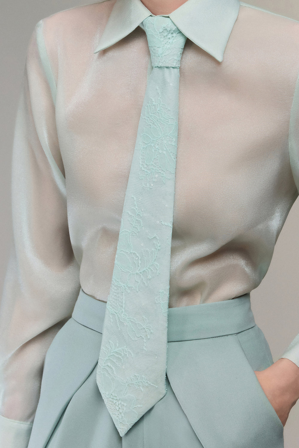Nacré Lace Cravat