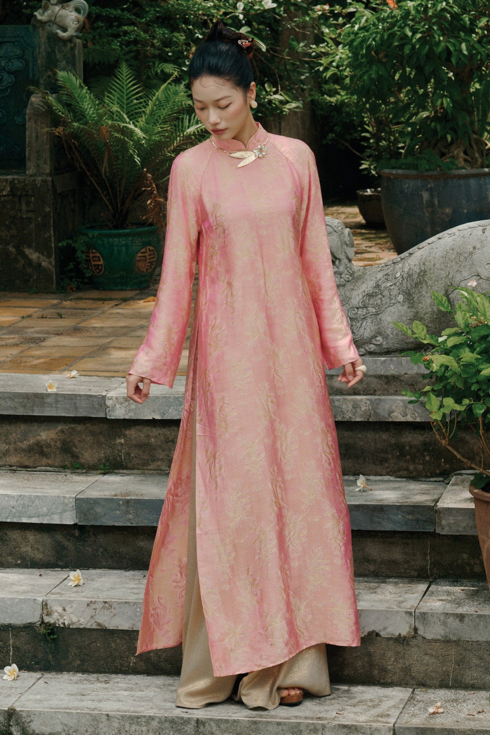 vietnamese dresses RZIHOI Traditional Ao Dai Qipao Chinese Double Layer Summer Women's Short Sleeves Cheongsam Dress(Medium) Pink: Clothing, Shoes & Jewelry This white and light gold bridal ao dai is the modern Vietnamese wedding dress youve been looking for Purple design dinh ket Ao