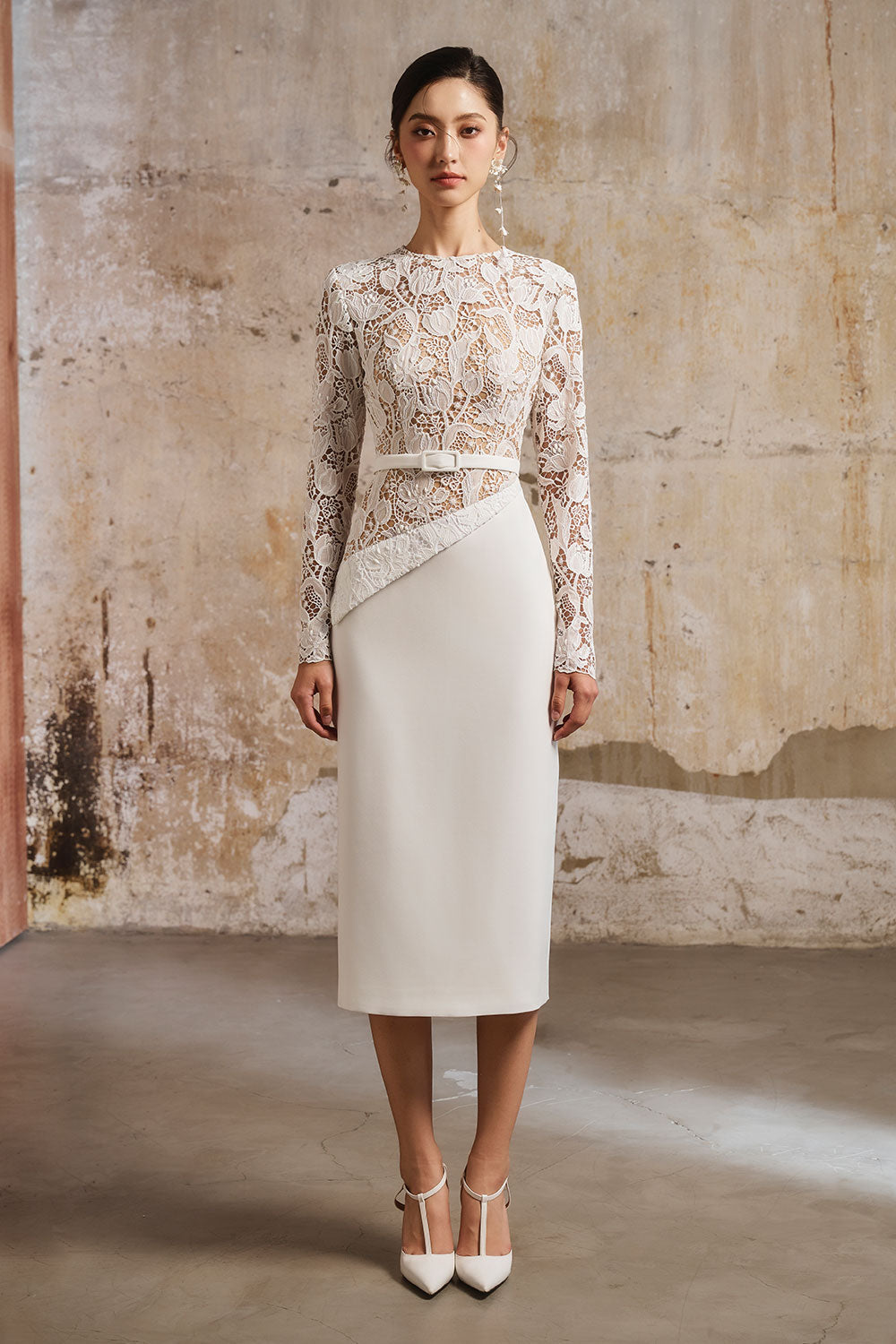 Vincie Sheath Boat Neck Lace Midi Dress