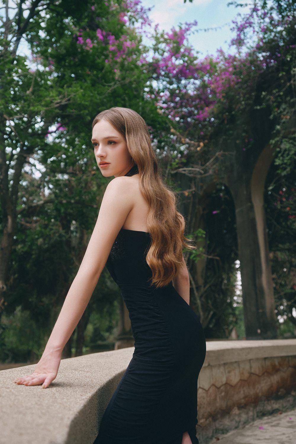 Kate Bodycon Halter Neck Velvet Midi Dress - MEAN BLVD