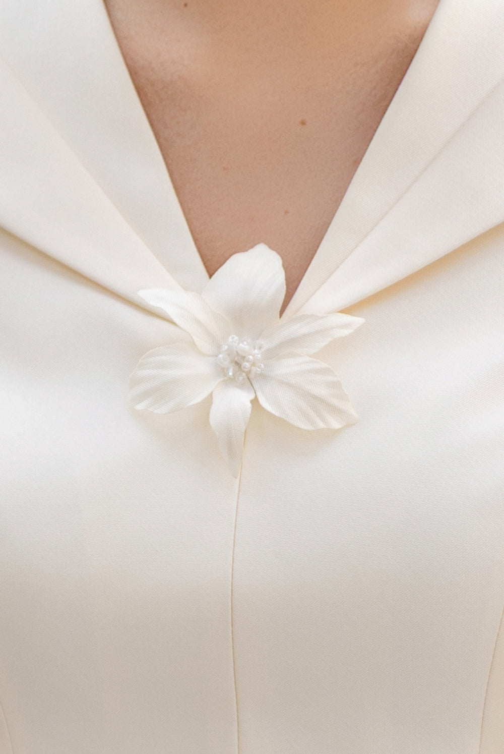 Thanh Nha Collar Floral Brooch