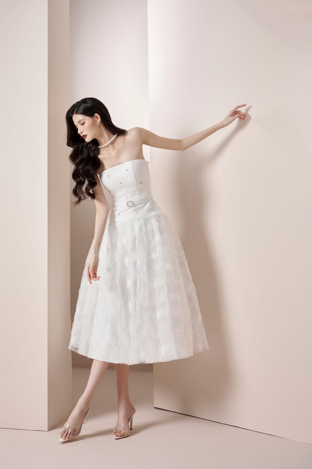 fiona midi dress Women's Fiona Strapless Straight Across Neck Tulle Midi Dress S/M/L White MEAN BLVD M / White
